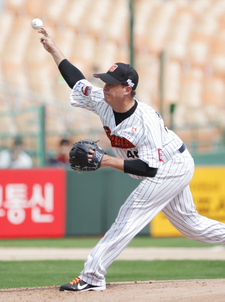 선발출장한 옥스프링의 역투모습